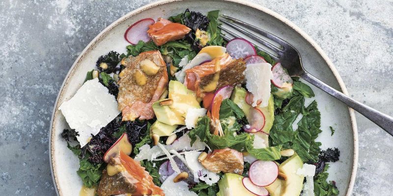 Caesar Salad mit gebratenem Lachs und warmem Grünkohl