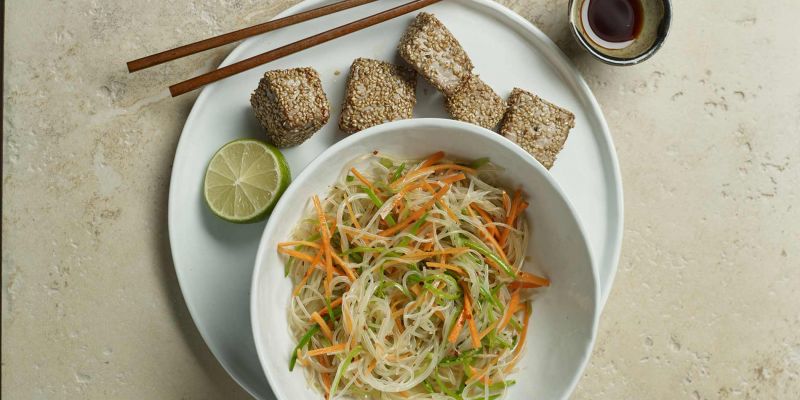 Gegrillter Thunfisch in Sesam an Thai-Glasnudeln