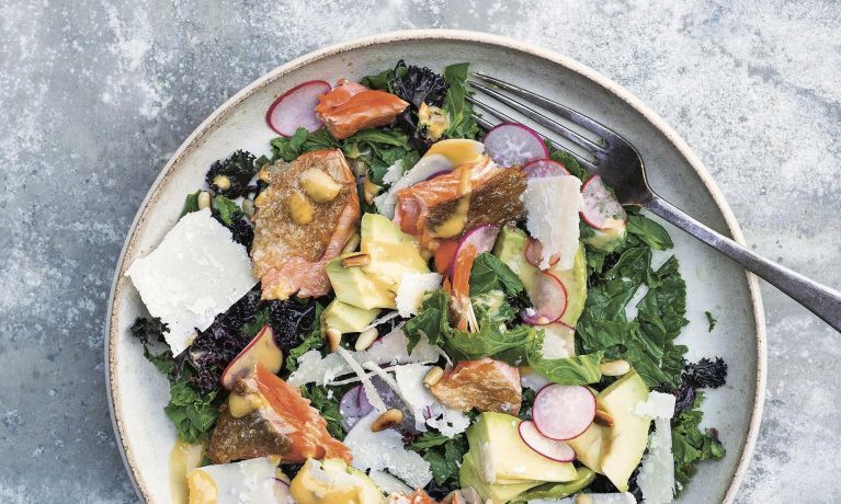 Caesar Salad mit gebratenem Lachs und warmem Grünkohl