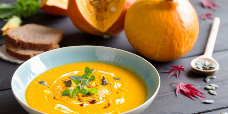 Cremige Kürbissuppe mit Äpfeln, Karotten und Kartoffeln